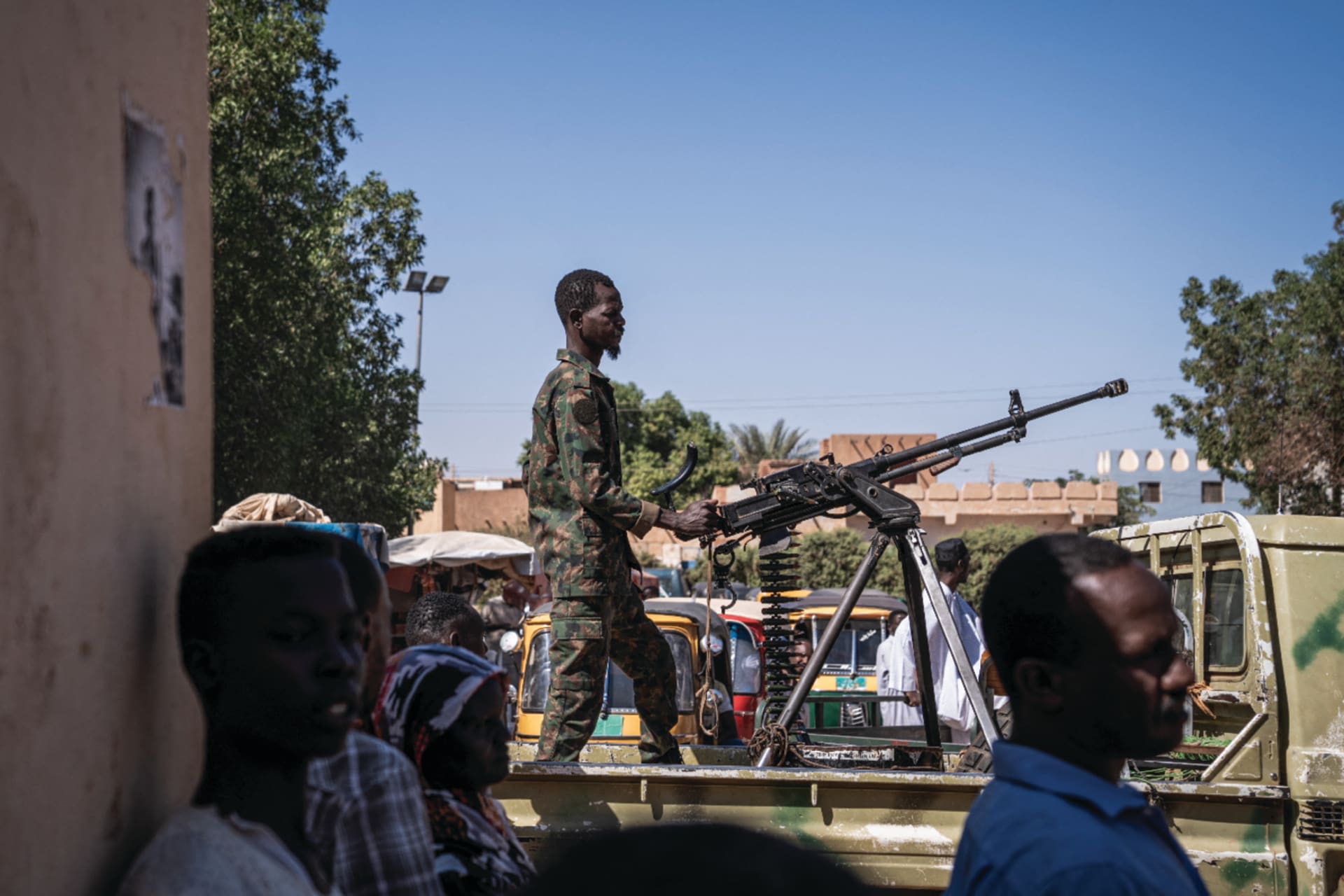 <p>A Sudanese army soldier mans a machine gun on top of a military pickup truck outside a hospital in Omdurman, Sudan on November 2, 2024.</p>