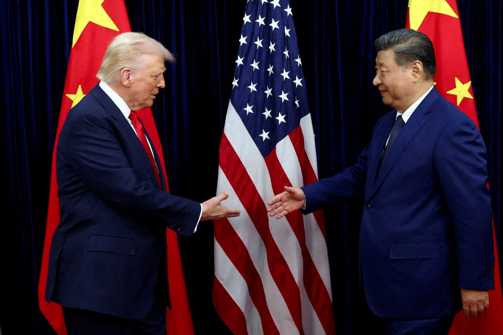FILE PHOTO: FILE PHOTO: Trump, Xi to weigh rare earth truce extension, but China's curbs still bite
