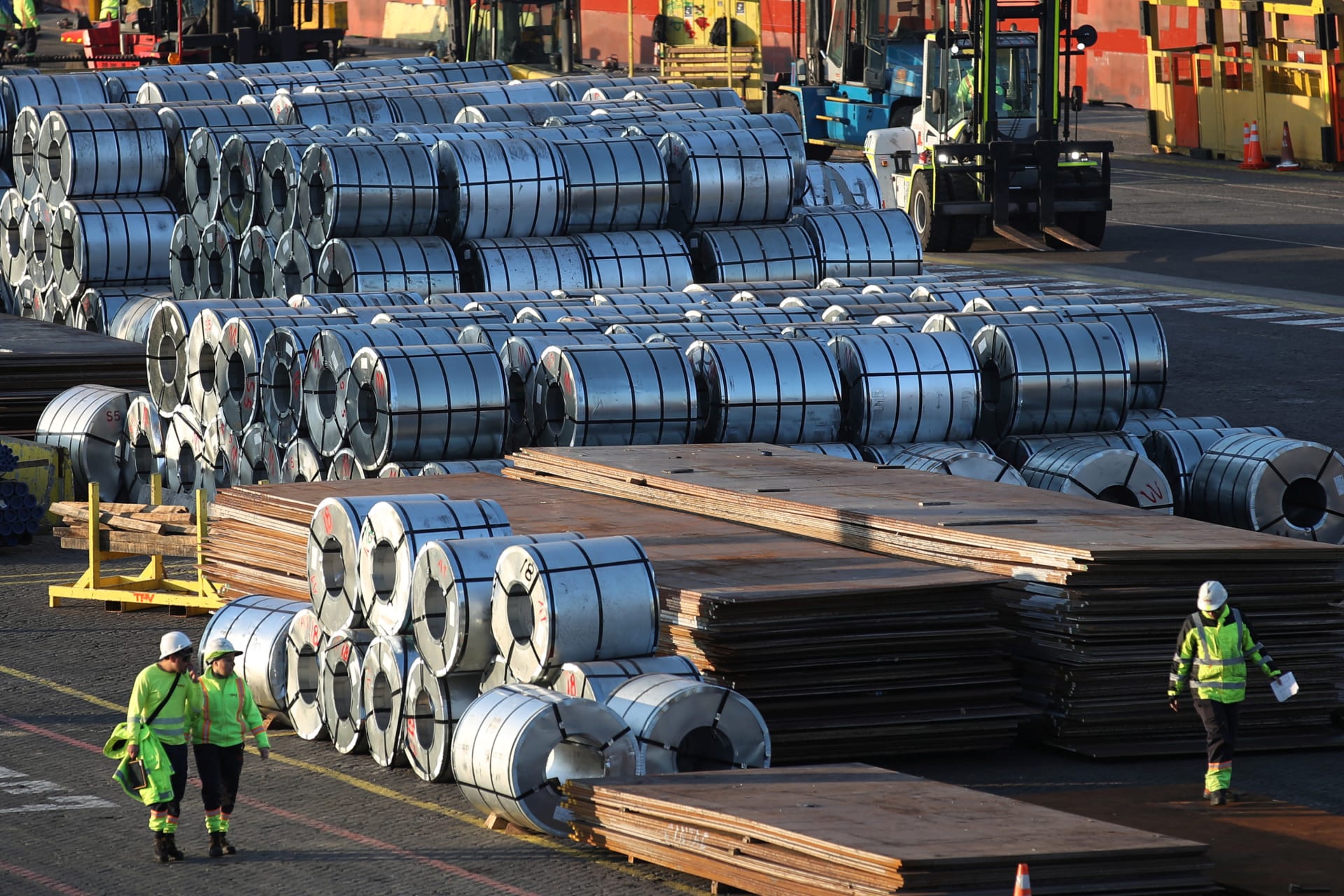 Steel rolls from China at the Valparaiso port