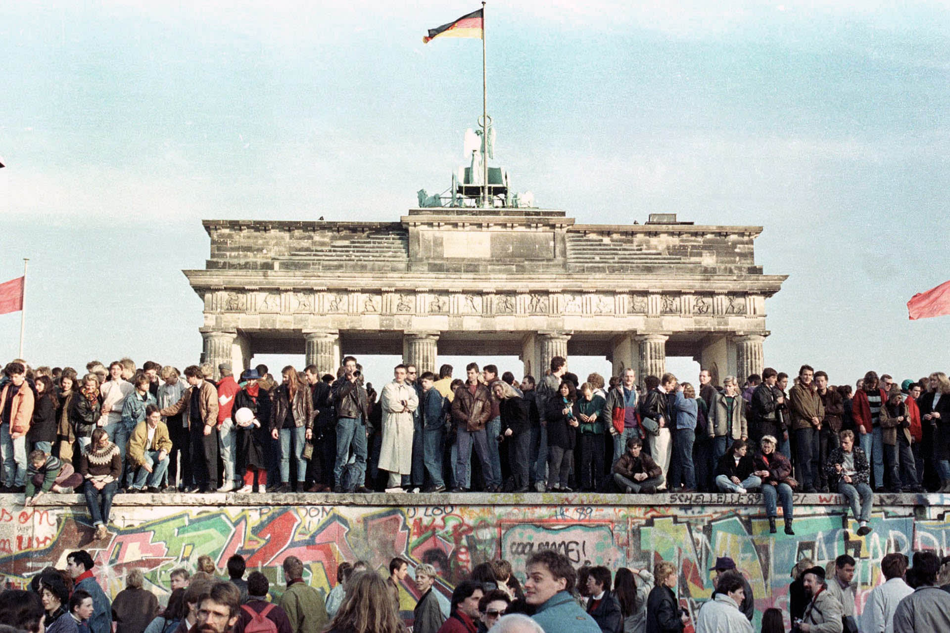 FILE PHOTO 10NOV89 - West Berlin citizens continue their vigil atop the Berlin Wall in front of the ..