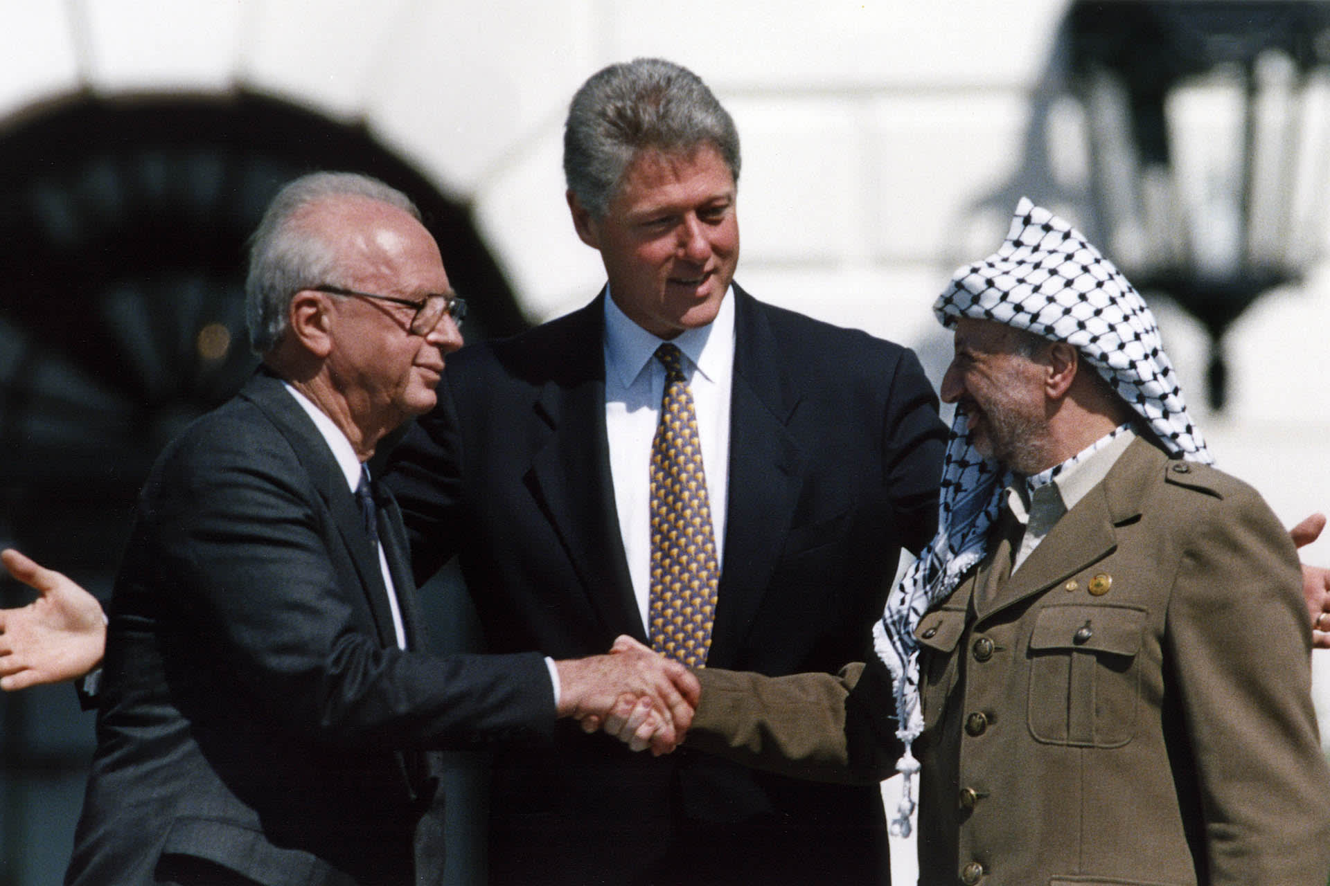 President Clinton brings Israeli Prime Minister Yitzhak Rabin (L) and PLO Chairman Yasser Arafat tog..