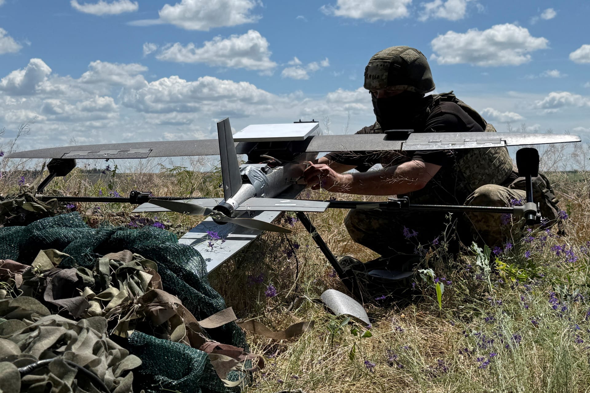 A serviceman of the 25th Separate Airborne Brigade of the Air Assault Forces of Ukraine prepares to launch a Hornet middle strike drone towards Russian troops from a position near a front line, amid Russia's attack on Ukraine, in Donetsk region, Ukraine June 23, 2026. Picture taken with a mobile phone. REUTERS/Stringer/File Photo