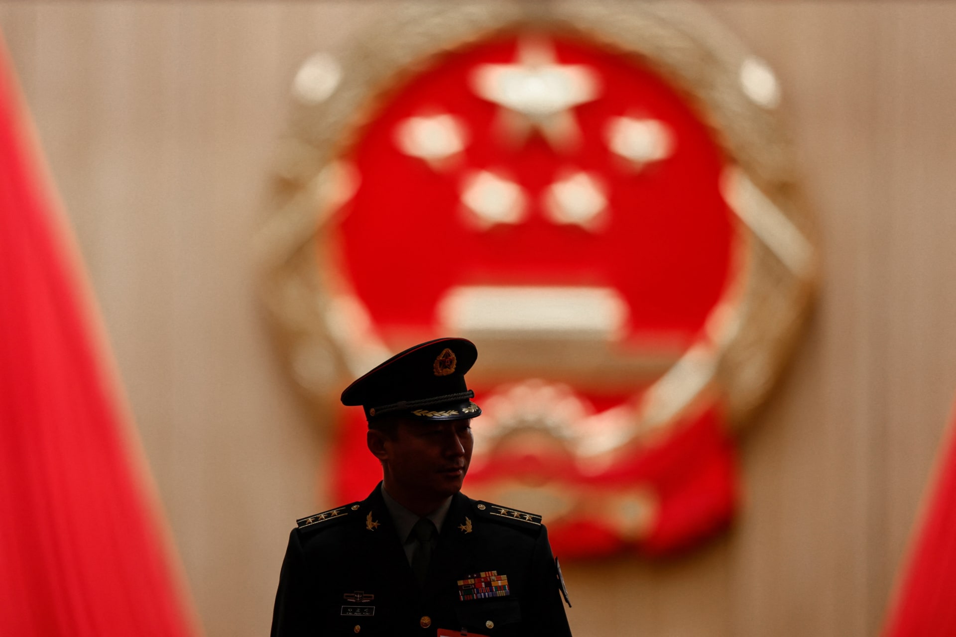 2026年3月9日，一名中国人民解放军代表抵达北京人民大会堂，参加全国人民代表大会第二次全体会议。