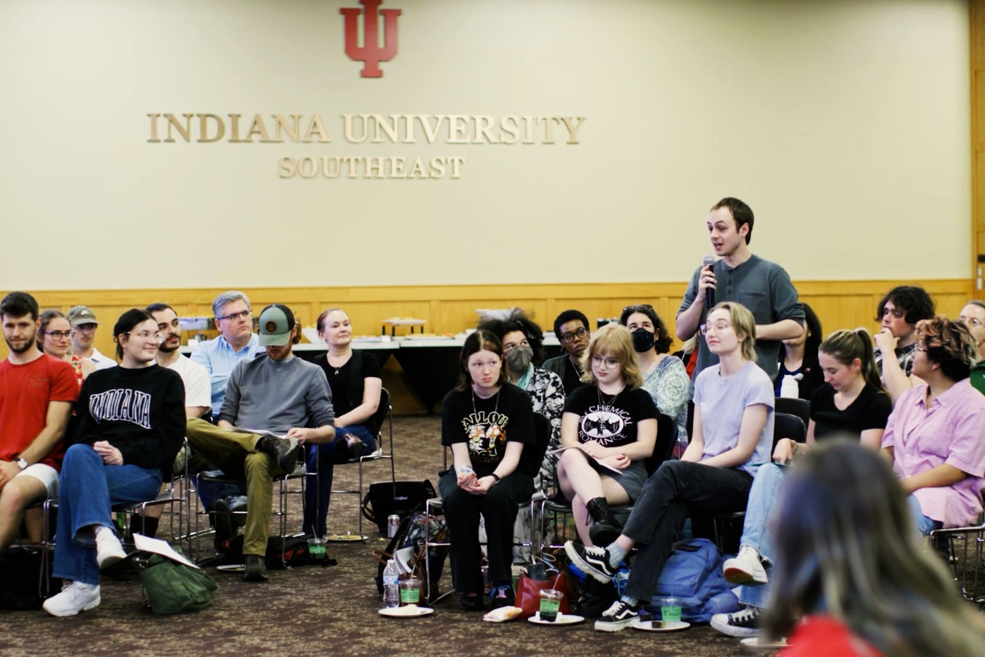 Students at a campus-wide event with CFR and the College Debates and Discourse Alliance, where students participated in a dialogue on artificial intelligence regulation using CFR Education resources.
