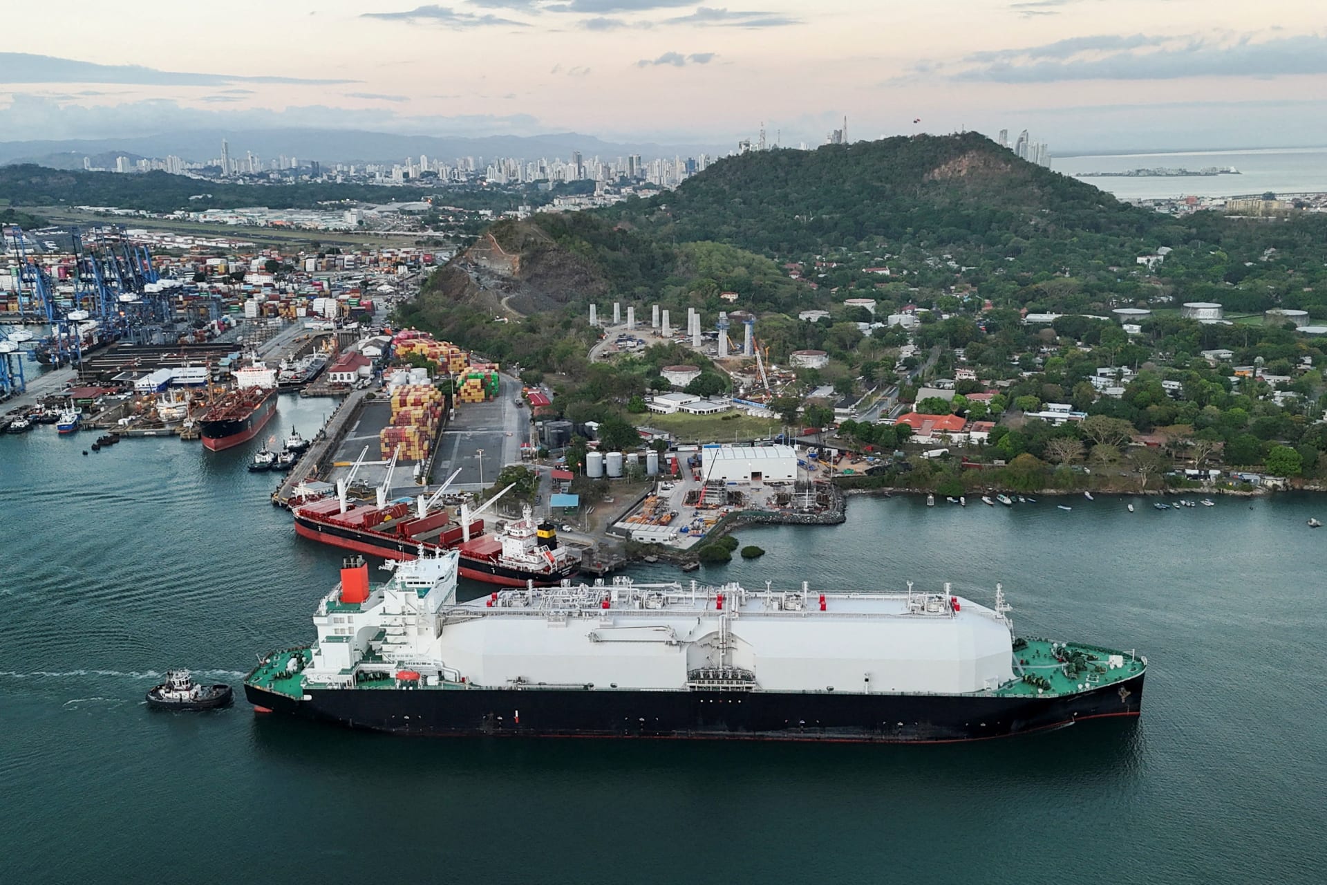 FILE PHOTO: Panama Canal to cap daily transits, anticipating severe El Niño