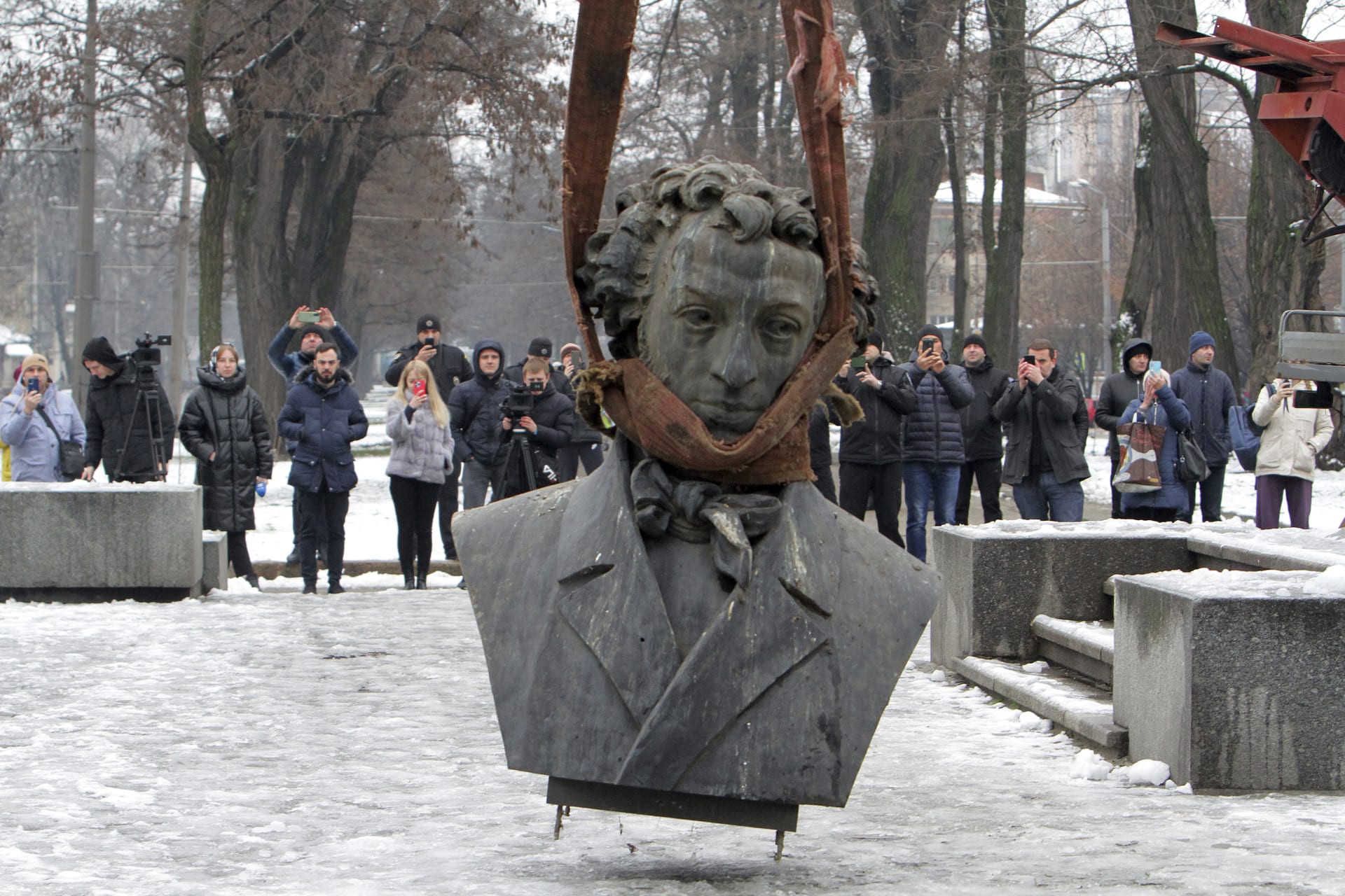 <p>Municipal service workers dismantle a monument to the Russian poet Alexander Pushkin in Dnipro, eastern Ukraine, on December 19, 2022.</p>