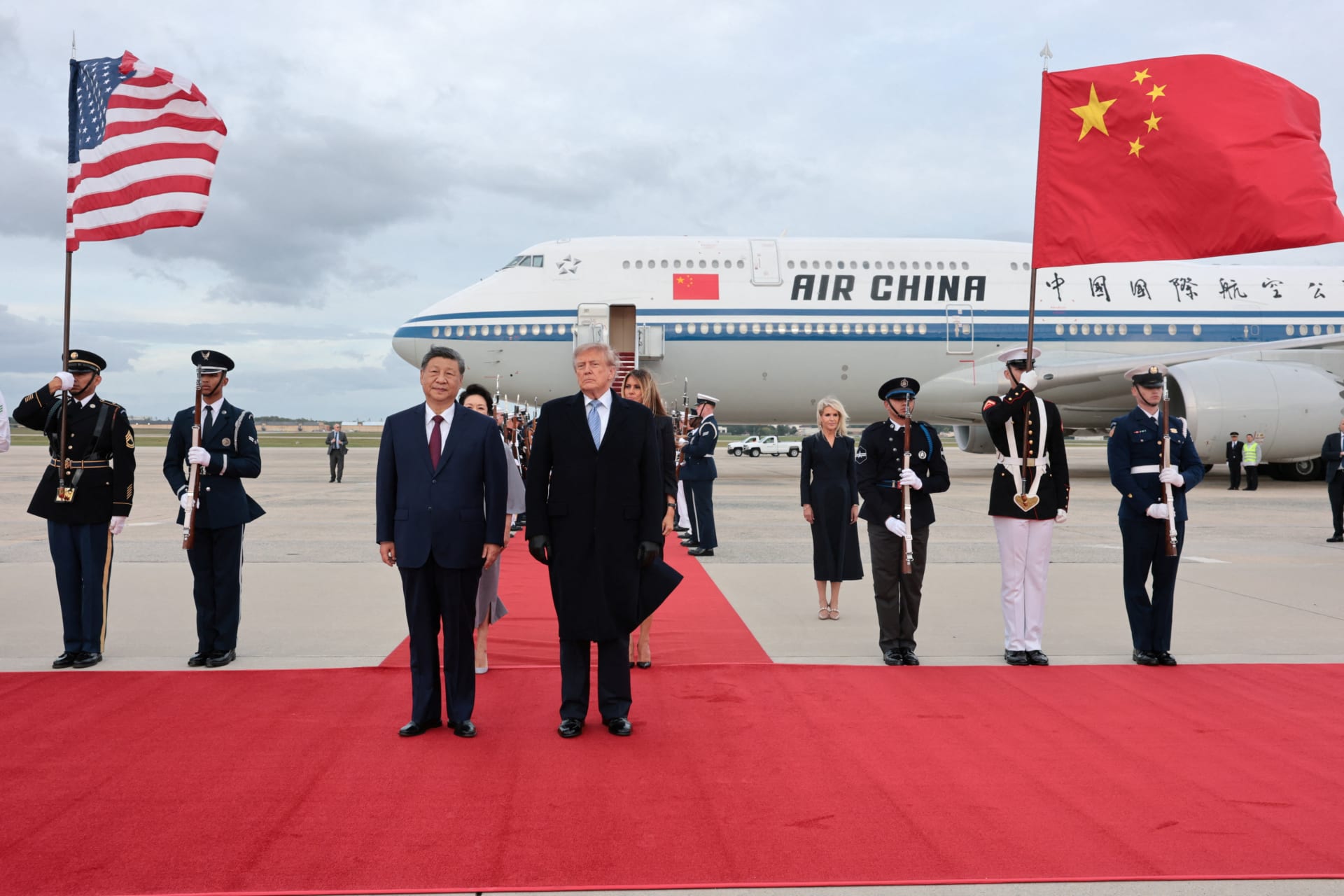 US President Donald Trump welcomes China's President Xi Jinping at Joint Base Andrews