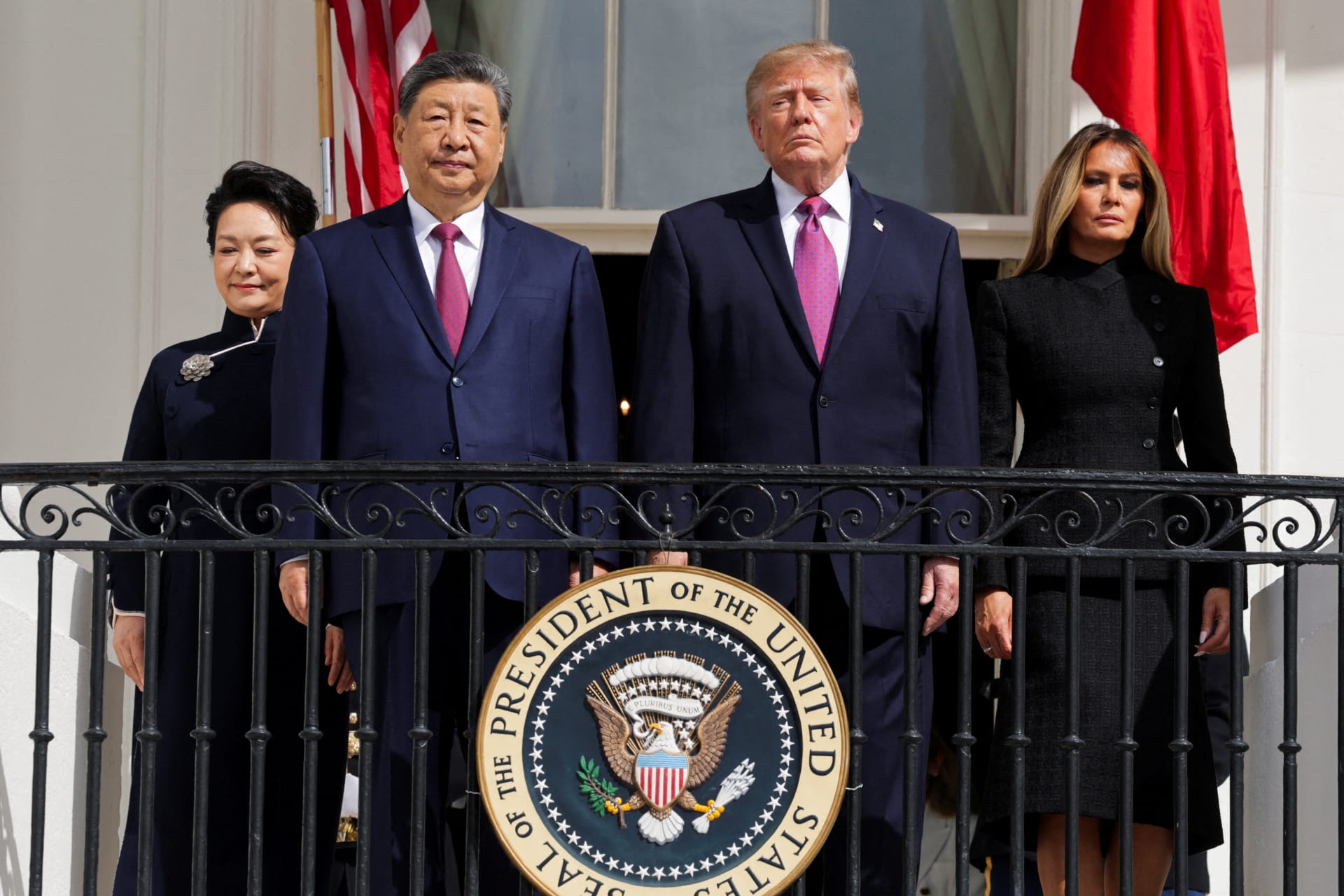 <p>US President Donald Trump, first lady Melania Trump, Chinese President Xi Jinping and his wife, Peng Liyuan watch a military demonstration from a balcony of the White House in Washington, D.C., US, September 24, 2026.</p>
