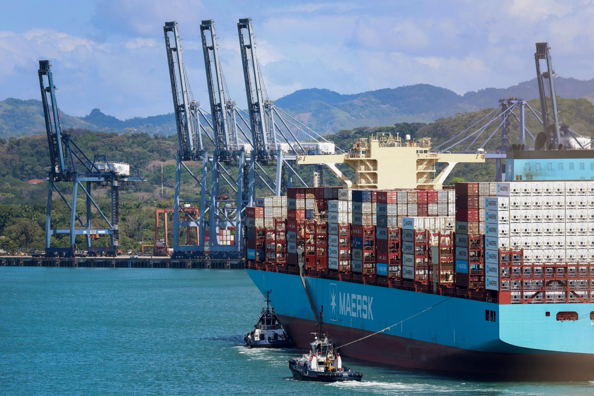 A container ship Maersk El Alto is guided by tugboats at Panama Ports Company (PPC) after Panama’s Supreme Court annulled key port contracts held by the Hong Kong‑based CK Hutchison–owned firm, in Panama City, Panama, January 30, 2026. REUTERS/Aris Martinez