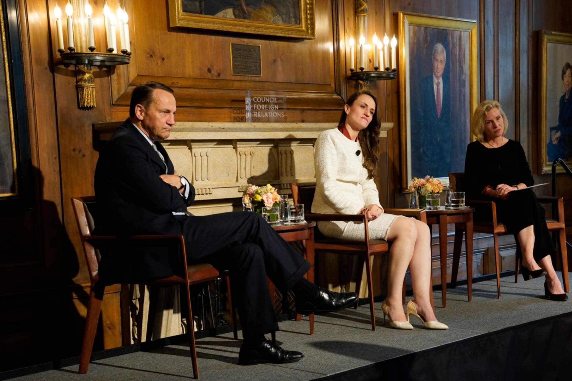 Deputy Prime Minister Radosław Sikorski of Poland and Foreign Minister Oana-Silvia Țoiu of Romania