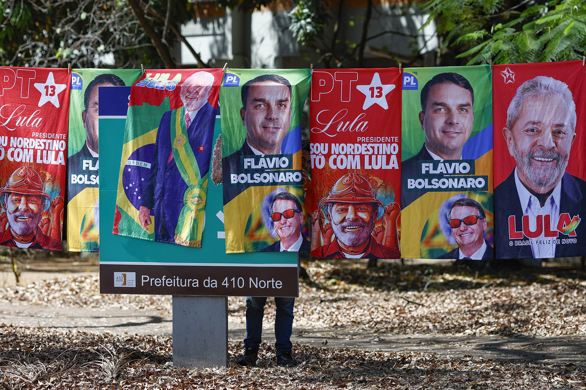 <p>Towels and caps for sale in a residential area of Brasília depict Brazilian presidential candidates Luiz Inácio Lula da Silva and Flávio Bolsonaro, on September 11, 2026.</p>
