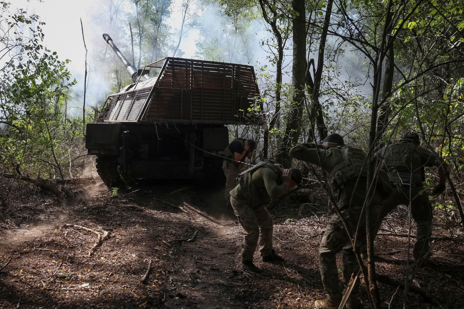 Servicemen of the 43rd Hetman Taras Triasylo Separate Artillery Brigade of the Armed Forces of Ukraine fire a Panzerhaubitze 2000 self-propelled howitzer towards Russian troops, amid Russia's attack on Ukraine, at a position in Donetsk region, Ukraine September 18, 2026.