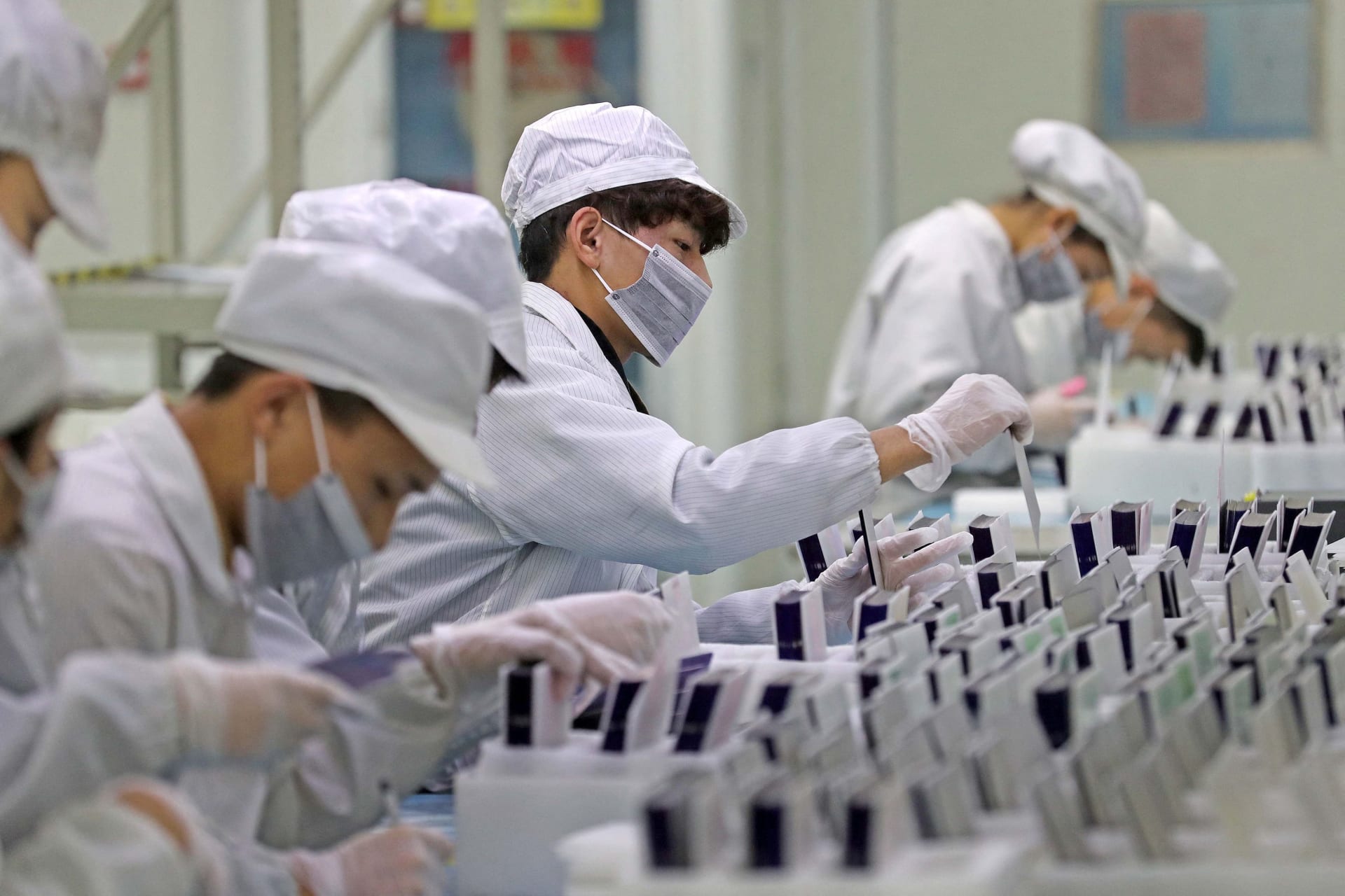FILE PHOTO: Workers are seen at a production line manufacturing solar photovoltaic components at a factory in Huzhou, Zhejiang province, China February 12, 2019. Picture taken February 12, 2019. Lin Yunlong/Zhejiang Daily via REUTERS ATTENTION EDITORS - THIS IMAGE WAS PROVIDED BY A THIRD PARTY. CHINA OUT./File Photo