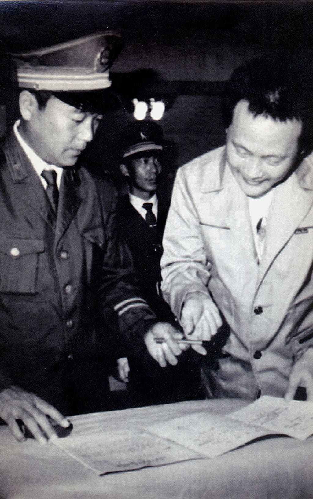 Chinese dissident Wei Jingsheng signs a release document in 1993.