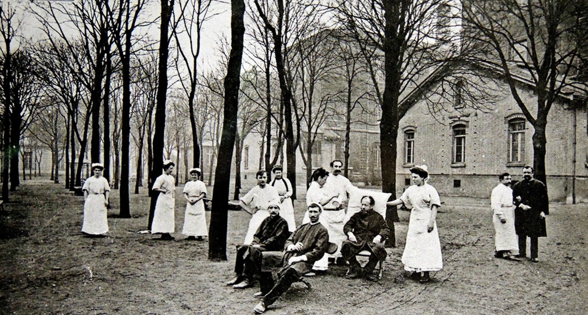 Nurses and patients on the grounds of a Paris hospital in 1900. Universal Images Group/Getty Images