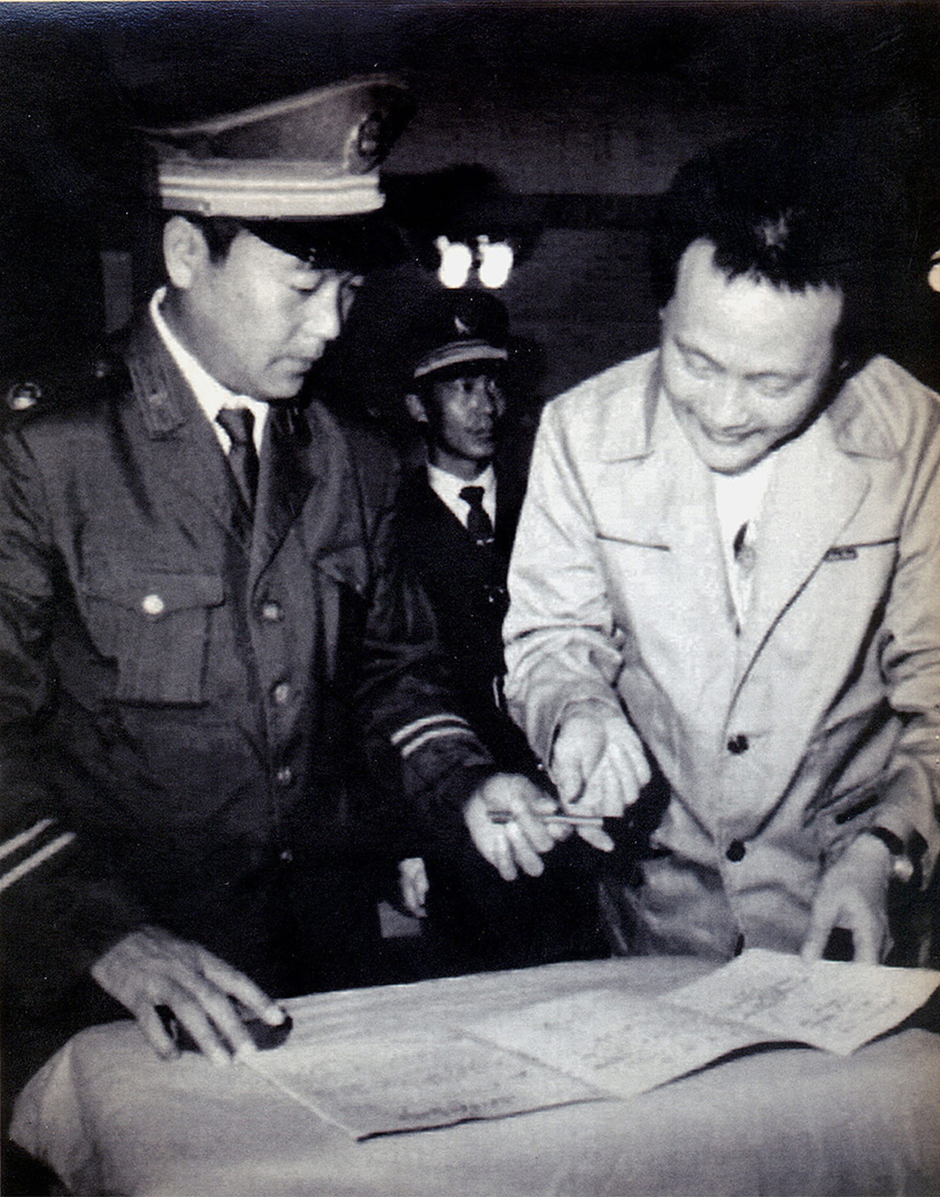 Chinese dissident Wei Jingsheng signs a release document in 1993. 
