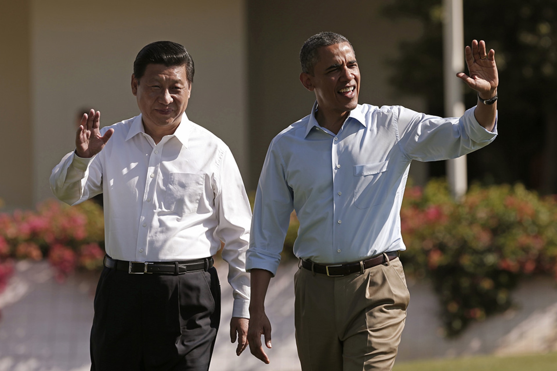 Xi and Obama walk the grounds at Sunnylands in Rancho Mirage, California. 
