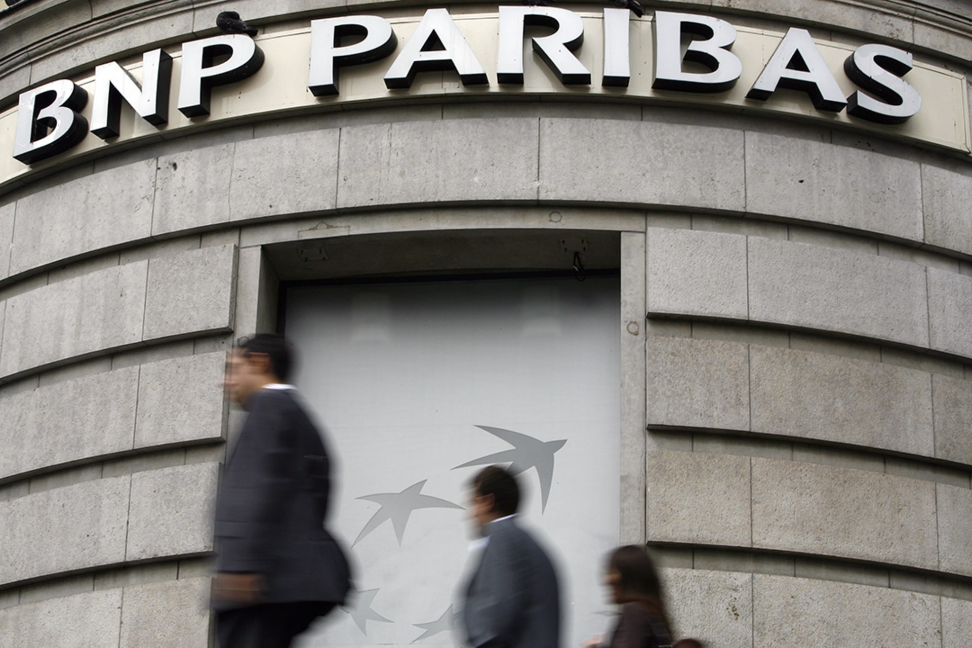 Commuters pass the Paris headquarters of France’s BNP Paribas in August 2007. Liquidity drying up for the bank signals the international dimensions of the mortgage crisis.