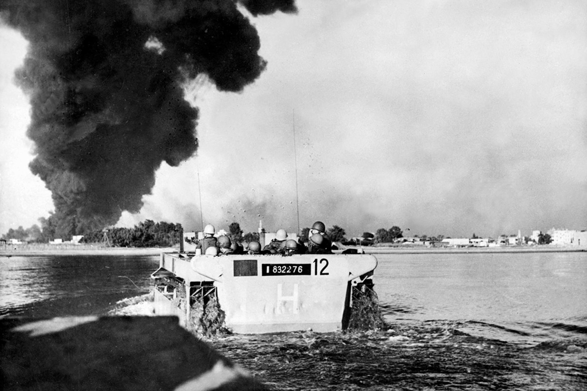 A group of French commandos going ashore during the Suez conflict, Port Fuad, Egypt, November 10, 1956. 

