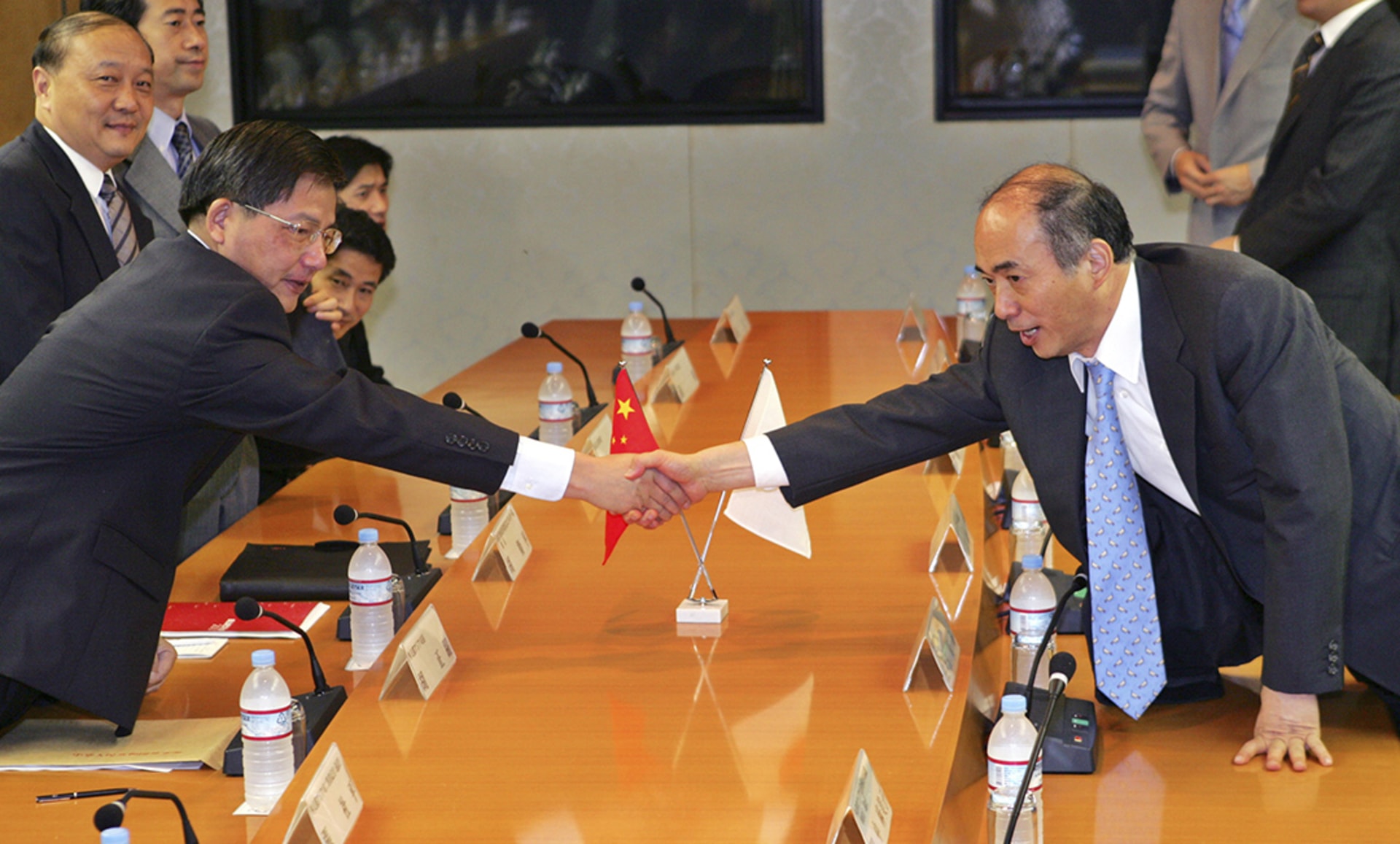 Former Chinese Foreign Ministry's Director of the Asian Affairs Department Hu Zhengyue shakes hands with Kenichiro Sasae, former head of the Foreign Ministry's Asian and Oceanian Affairs Bureau in 2007. Koji Sasahara/Reuters