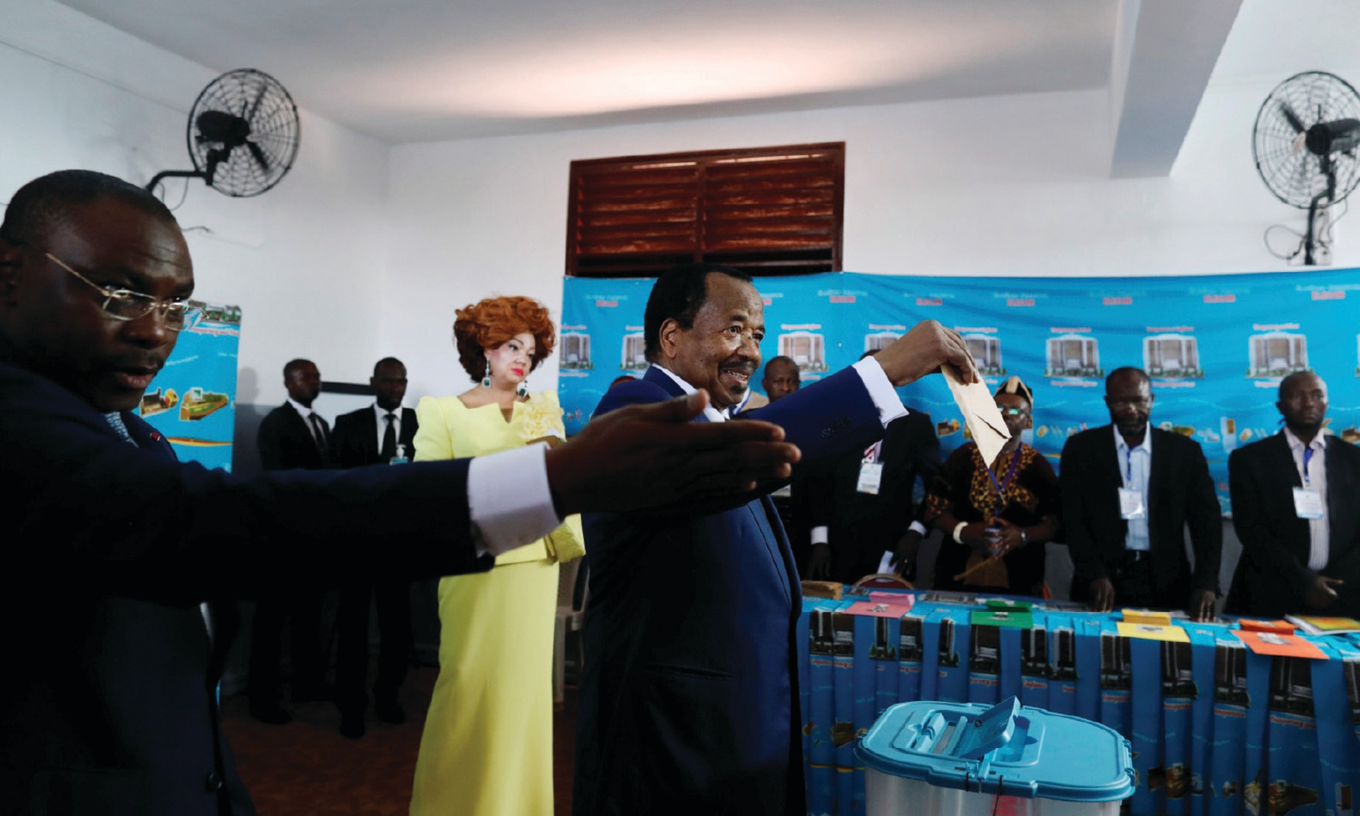  Cameroonian President Paul Biya casts his ballot at a polling station during the presidential election in Yaounde, Cameroon October 7, 2018.