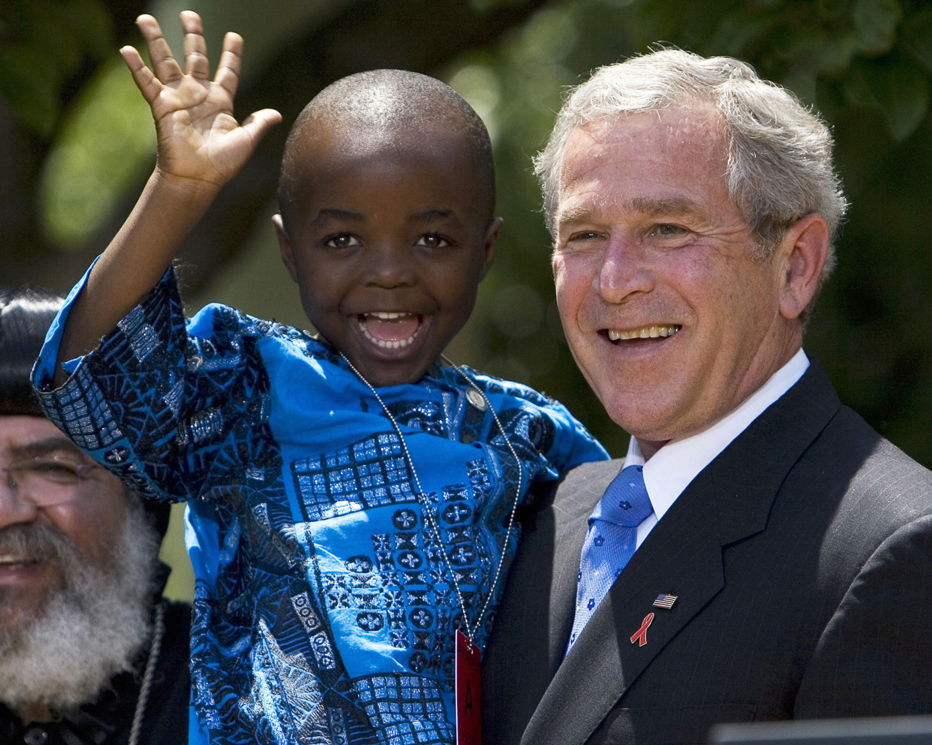  U.S. President George W. Bush poses with 4-year-old Baron Mosima Loyiso Tantoh, whose mother suffers from AIDS, after delivering a statement on PEPFAR on May 30, 2007, in the White House Rose Garden in Washington, DC.