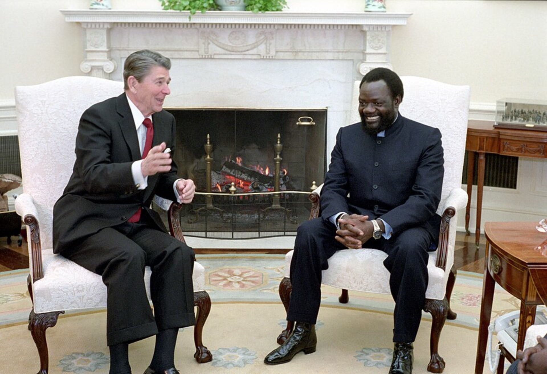 Anti-communist Angolan guerrilla leader Jonas Savimbi meets with President Ronald Reagan in the Oval Office in Washington, D.C.