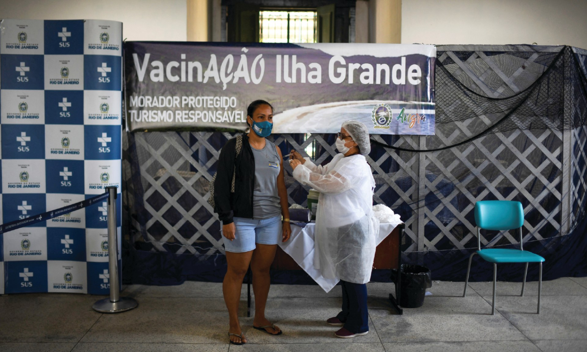 A health worker administers a vaccine dose against the coronavirus disease (COVID-19), during mass vaccination in the Ilha Grande island, Brazil, July 10, 2021. 
