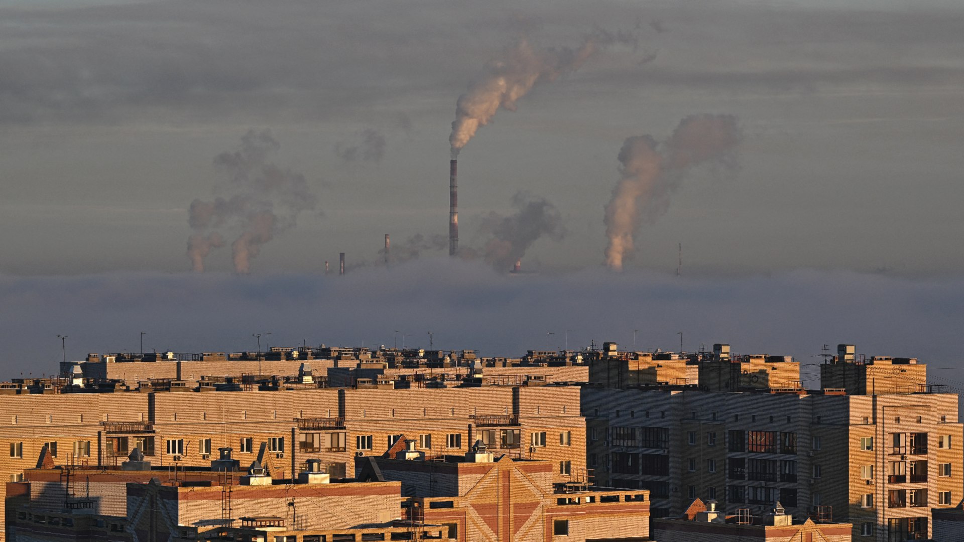 Steam rises from the chimneys of a thermal power plant and an oil refinery in Omsk, Russia October 14, 2024.