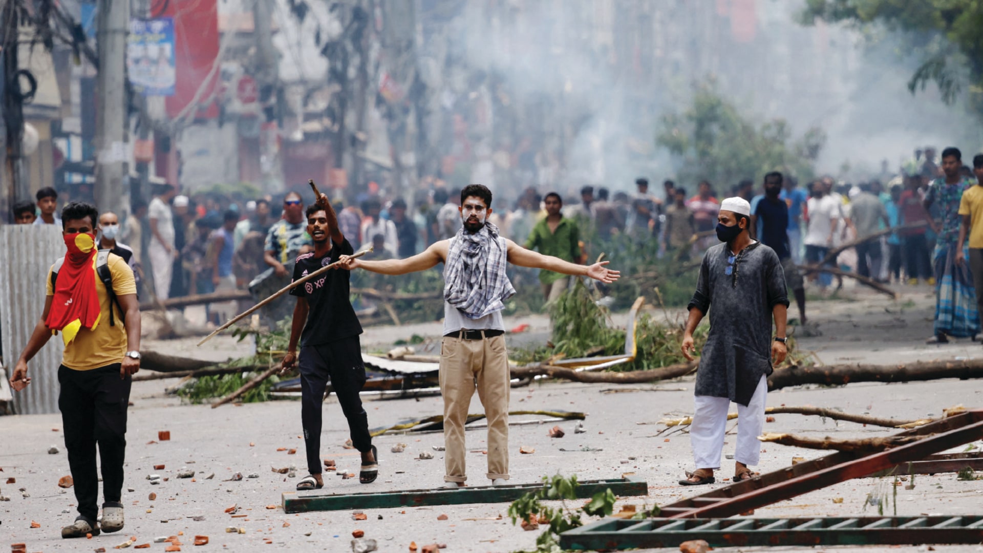 A picture showing anti-quota student protesters clashing with Border Guard Bangladesh (BGB) and the police in Dhaka, Bangladesh.