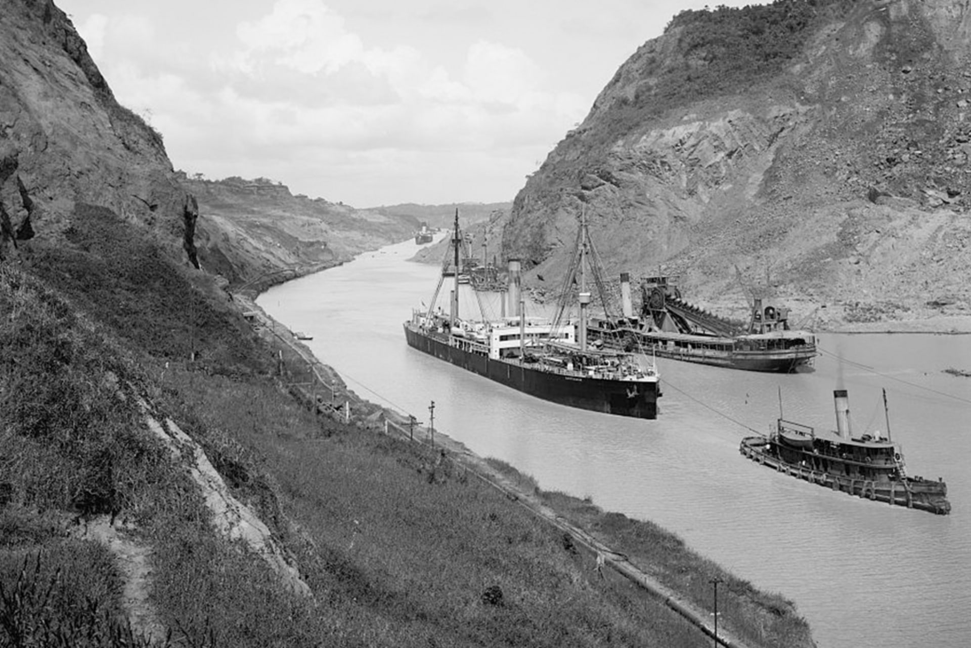 The SS Kentuckian (left) transits the Panama Canal, amongst other ships, some time between 1910 and 1920.