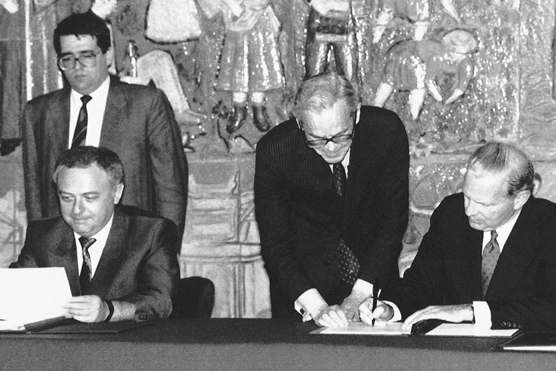 U.S. Secretary of State James Baker, right, and Russian Foreign Minister Andrei Kozyrev sign a protocol to the Strategic Arms Reduction Treaty in Lisbon.