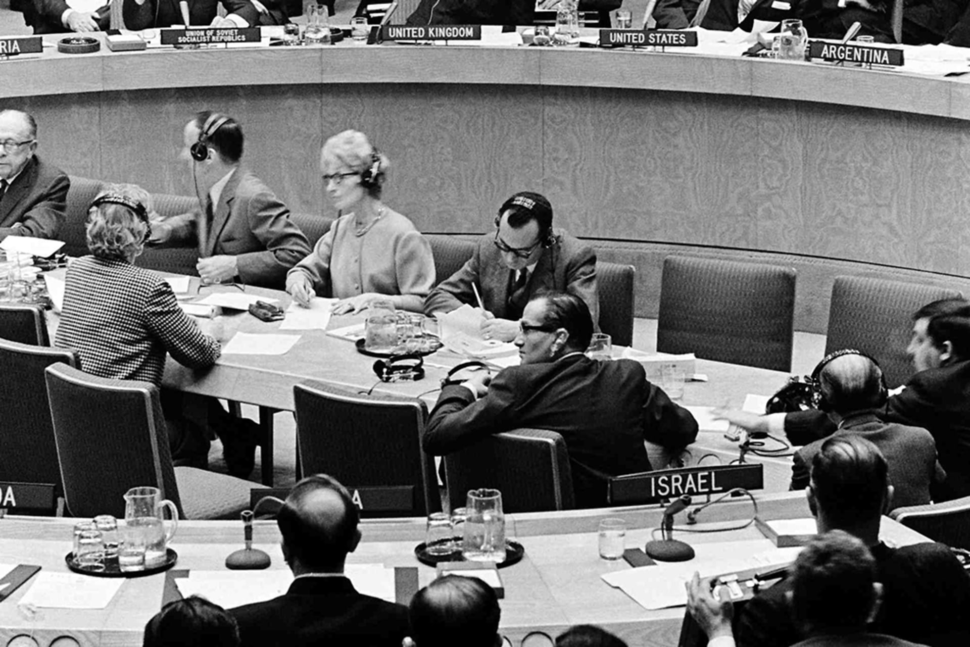 A photo shows a crowded room at the UN Security Council meeting in 1967; in the foreground there is a representative for Israel.