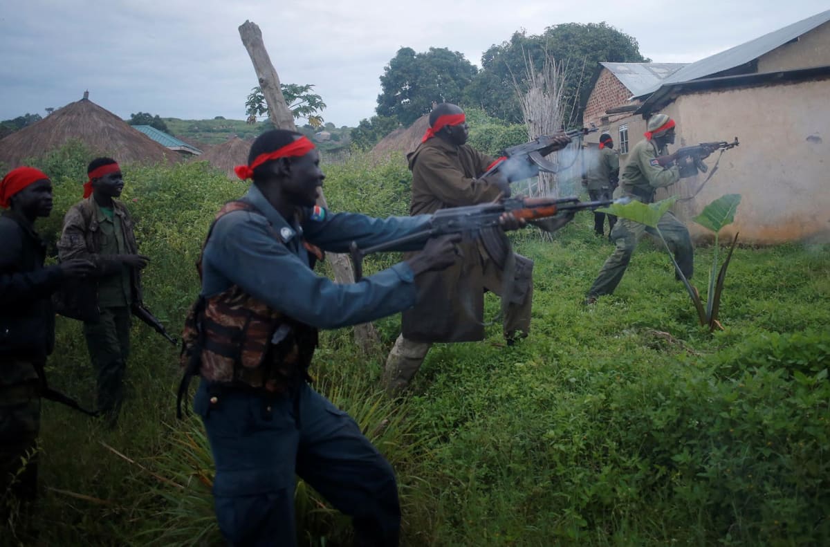 Sudan People’s Liberation Movement-in-Opposition (SPLM-IO) rebels fire weapons during an assault on Sudan People’s Liberation Army (SPLA) soldiers in the town of Kaya, on the border with Uganda, in South Sudan on August 26, 2017