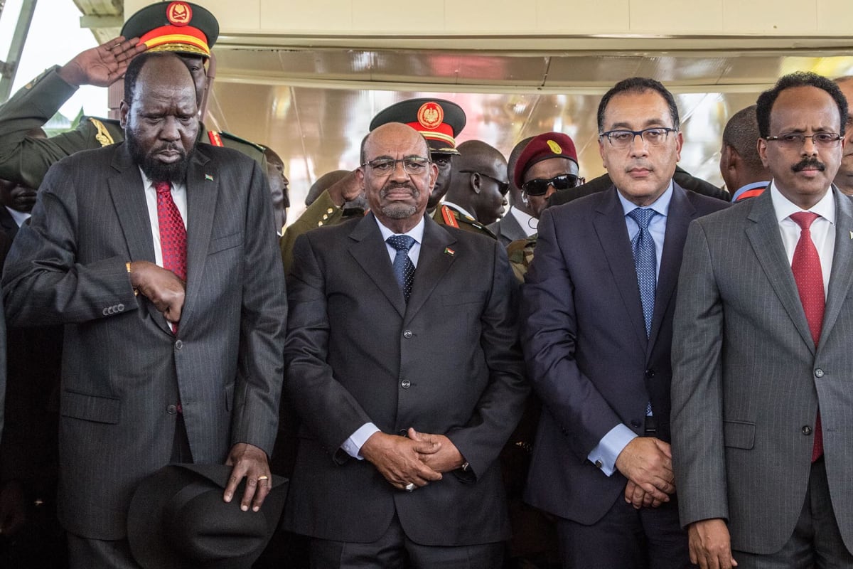 South Sudan’s President Salva Kiir (L), Sudan’s President Omar al-Bashir (2L), Somalia’s President Mohammad Abdullahi Mohammad (R), and Egypt’s Prime Minister Mostafa Madbouli (2R) look on after offering flowers at John Garang Mausoleum during a peace ceremony in Juba, South Sudan on October 31, 2018. 