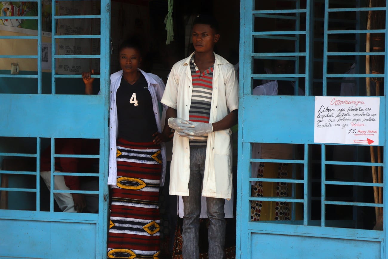 Medical workers are seen at the health centre in the commune of Wangata during a vaccination campaign against the outbreak of Ebola, in Mbandaka, Democratic Republic of Congo, May 23, 2018. REUTERS/Kenny Katombe