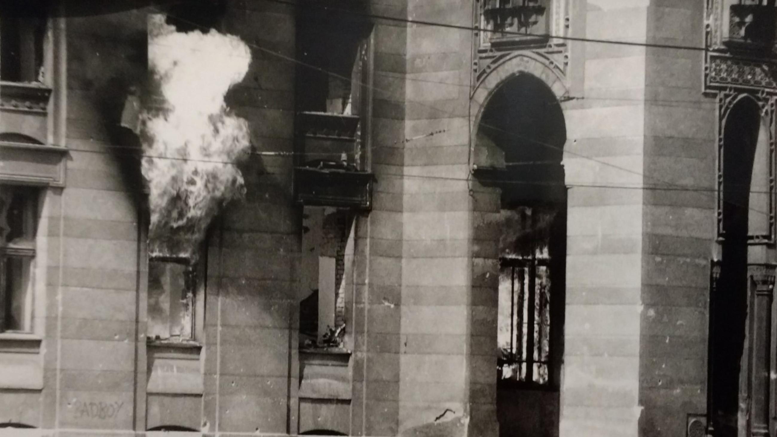 Black and white photo of the city hall in Sarjevo set ablaze