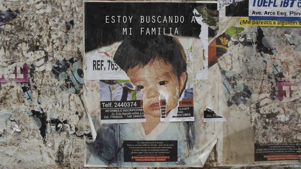 A poster of an infant reading Estoy Buscando A Mi Familia, or "I'm looking for my family