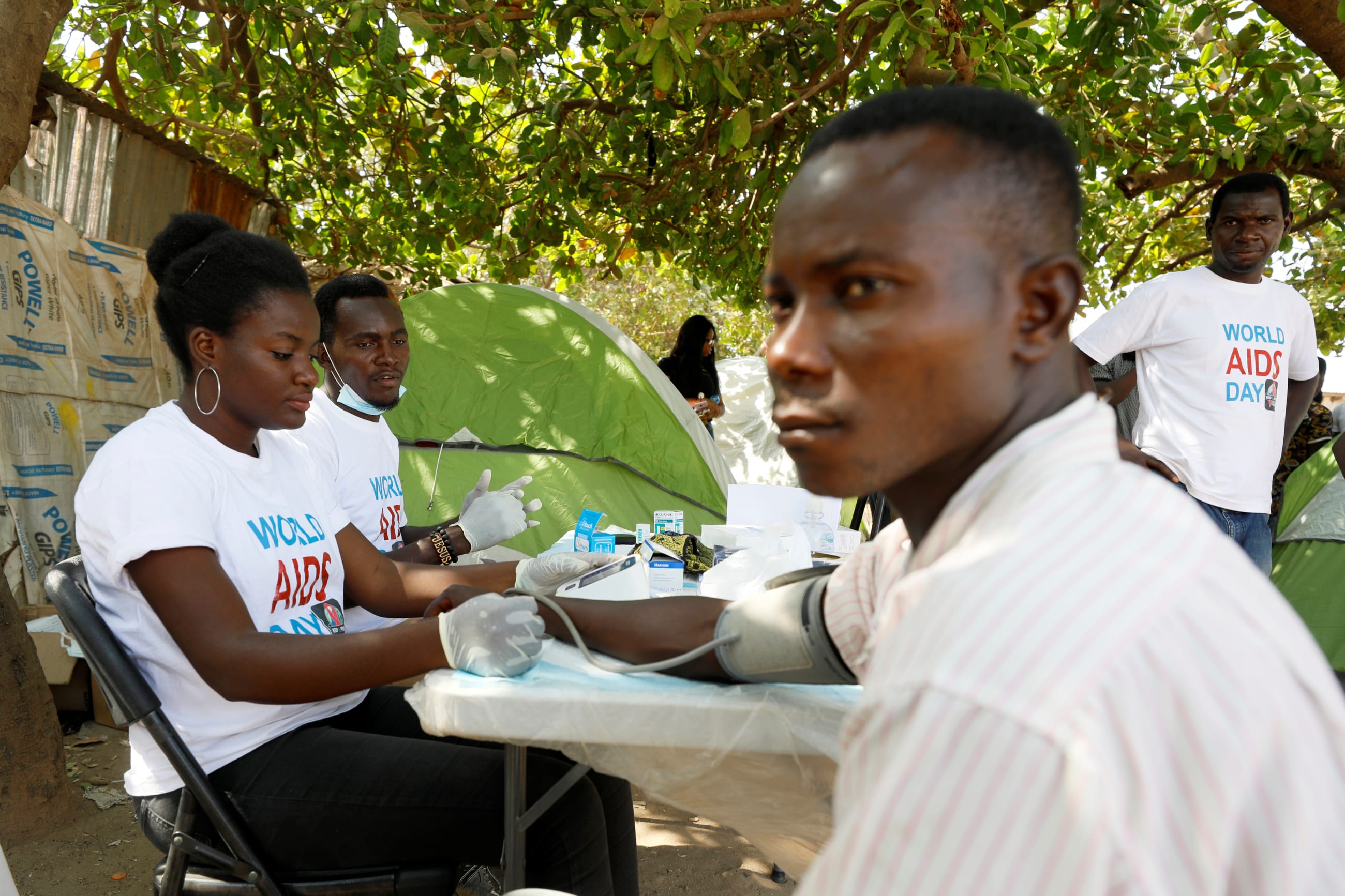 A health worker examines a man during an HIV/AIDS awareness campaign on the occasion of World AIDS Day at the Kuchingoro IDPs camp in Abuja, Nigeria December 1, 2018.