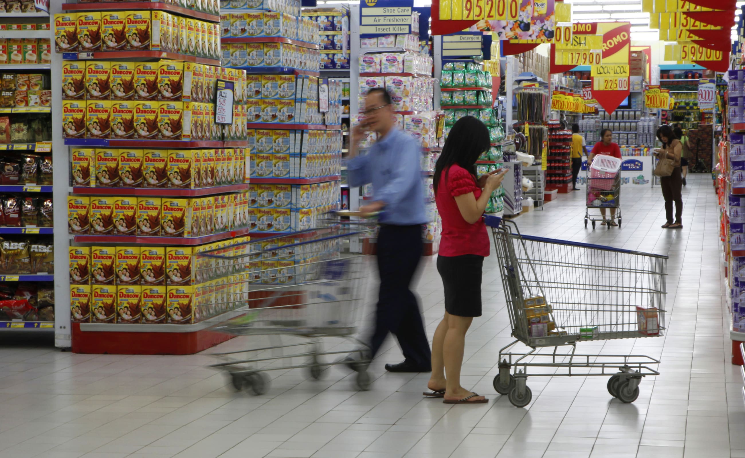 People shop at a Hypermart store in Jakarta June 19, 2012. Middle class consumers in Southeast Asia's largest economy are choosing the convenience of minimarkets for grocery shopping over their larger rivals. Their decision is reshaping the $42 billion sector and causing some of the losers to eye global partnerships. Picture taken June 19, 2012. To match INDONESIA-RETAIL/ REUTERS/Enny Nuraheni (INDONESIA - Tags: BUSINESS)