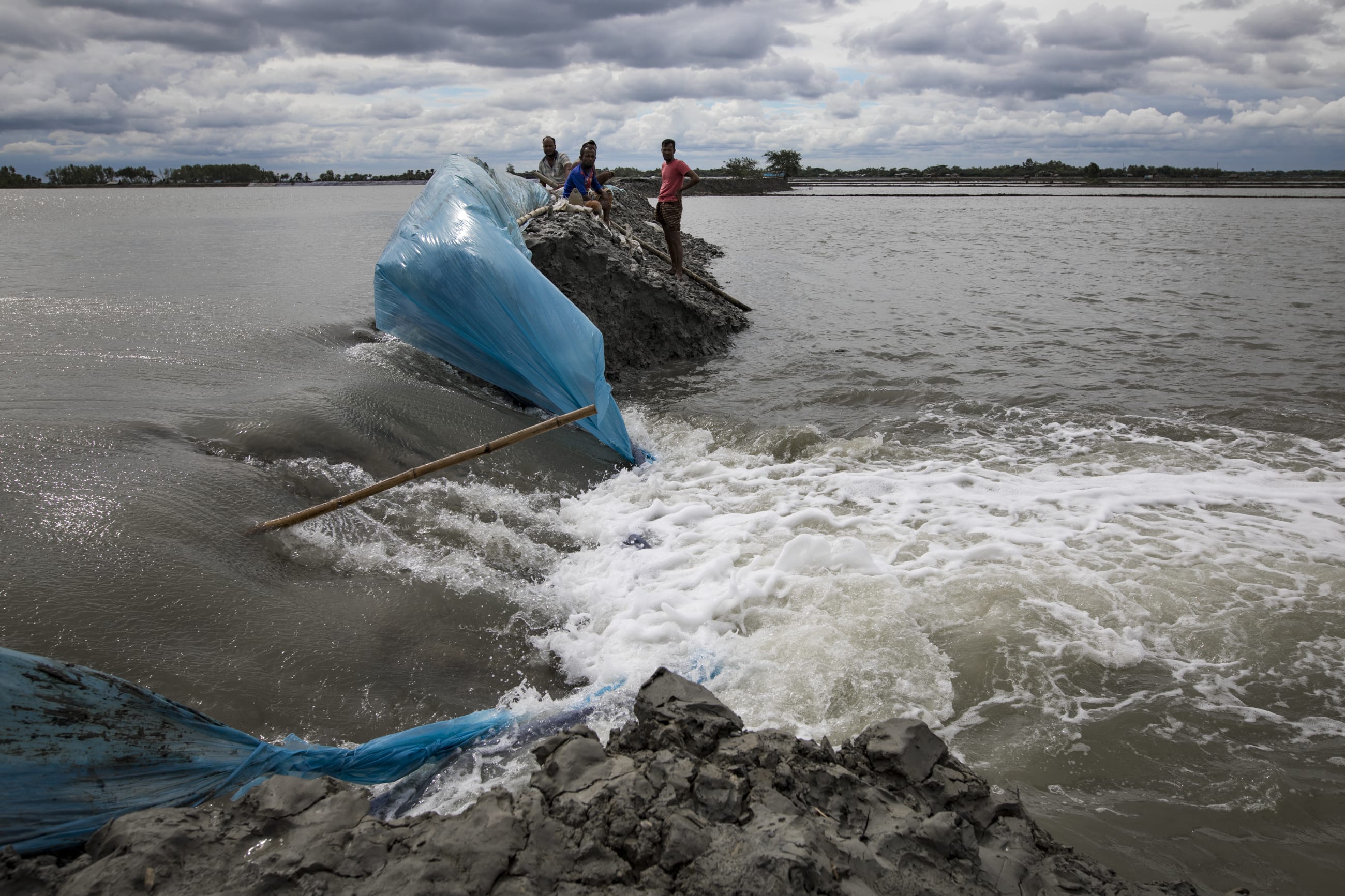 An embankment collapsed during tidal surges in coastal Bangladesh in 2022, exposing villages to flooding and saltwater intrusion. Photo taken on August 13, 2022, in Koyra subdistrict, Khulna district.
