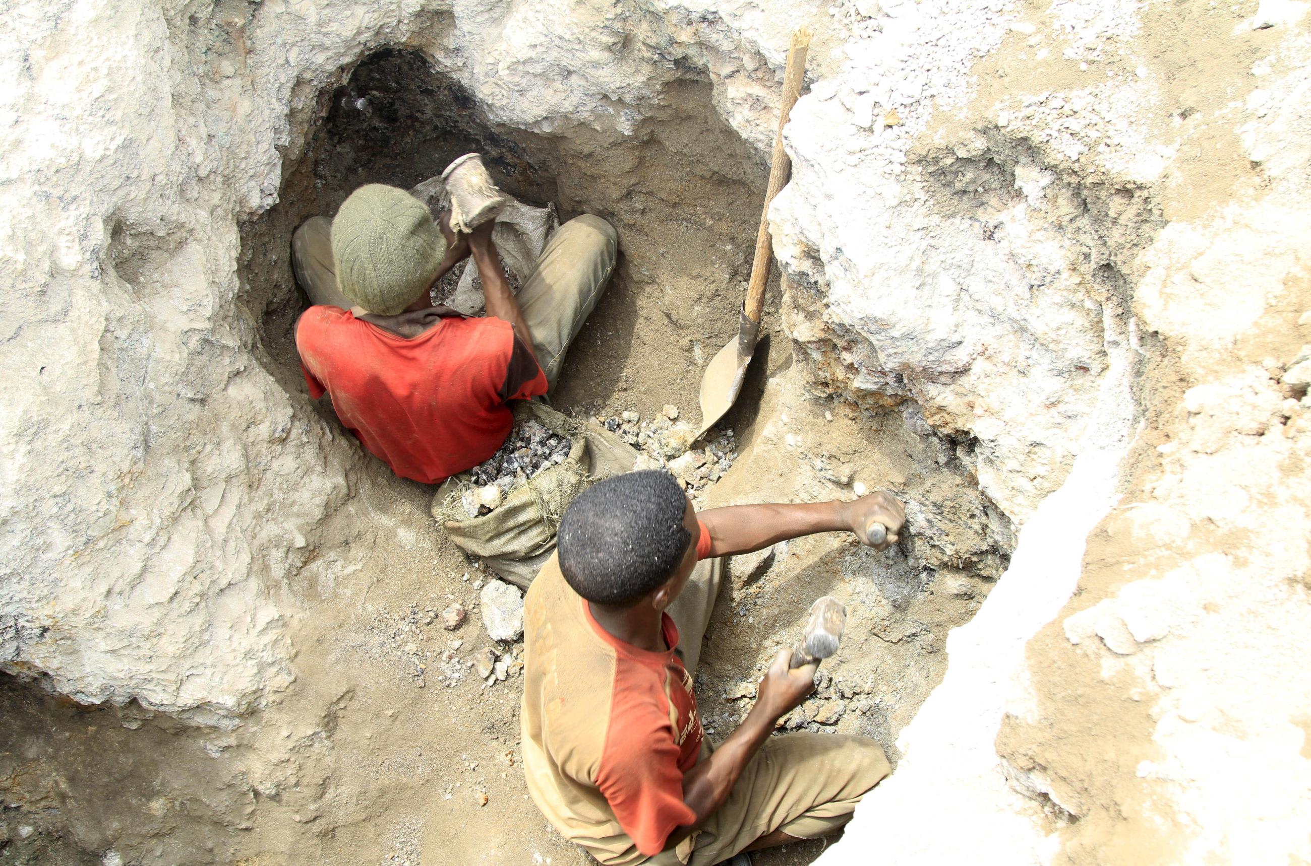 Artisanal miners work at a cobalt mine-pit, in Tulwizembe, Katanga province, Democratic Republic of Congo, on November 25, 2015.