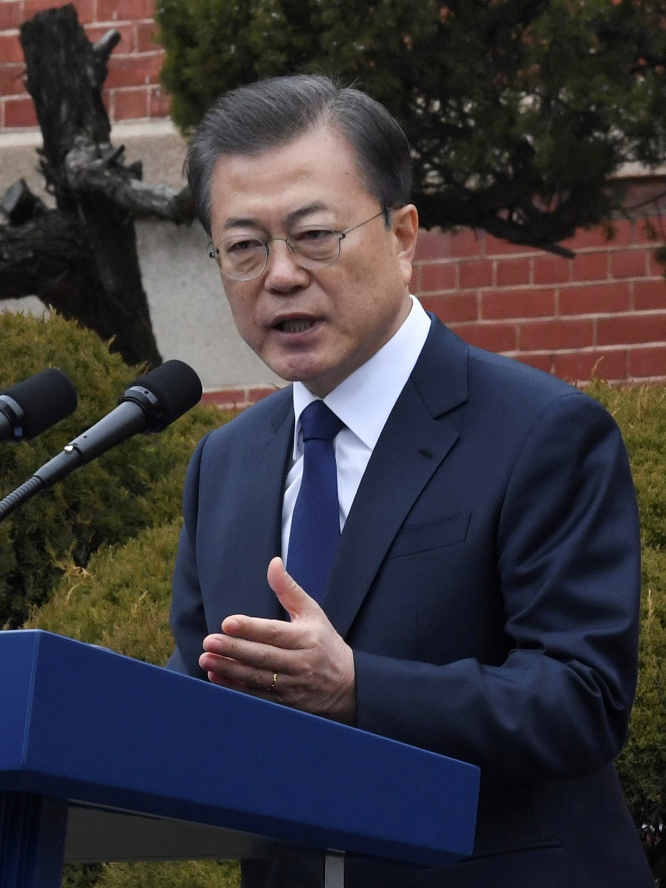  The photo shows the president at a podium speaking into a microphone. 