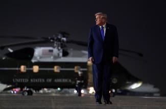 U.S. President Donald Trump looks on as he walks to board Air Force One, after attending the 80th United Nations General Assembly, at John F. Kennedy International Airport, in New York, U.S., September 23, 2025. REUTERS/Al Drago