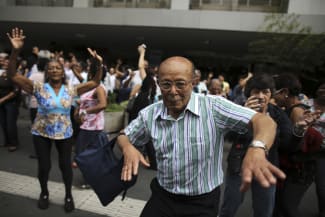 Elderly people dance on a street during the International Day of Older Persons in Sao Paulo's Avenida Paulista October 1, 2013. REUTERS/Nacho Doce (BRAZIL - Tags: SOCIETY TPX IMAGES OF THE DAY)