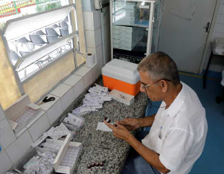 A health agent prepares yellow-fever vaccines during a vaccination campaign, in Mairipora, Brazil, on January 10, 2018.
