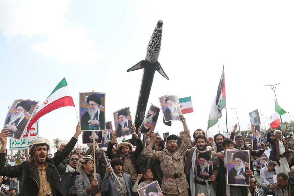 A photo of pro-Iran protesters in Yemen