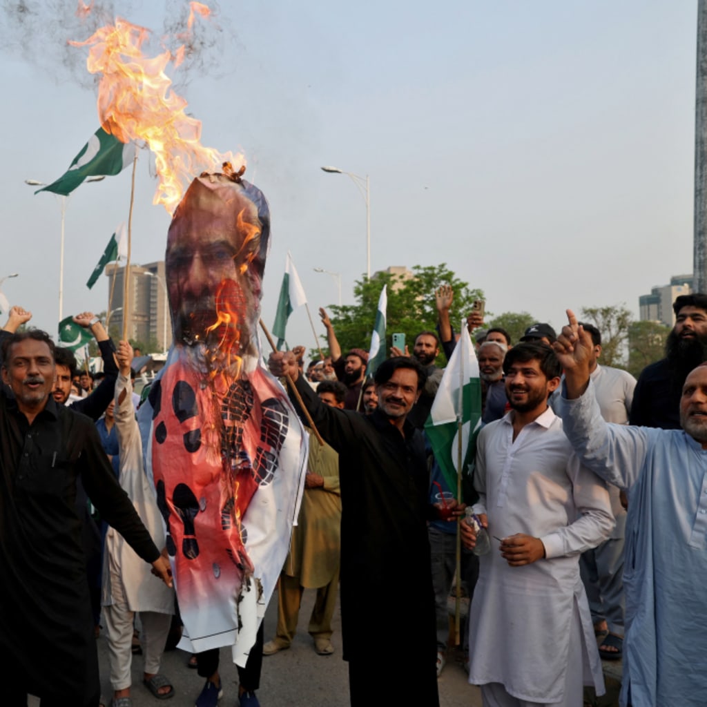 <p>Supporters of Pakistan Markazi Muslim League (PMML) burn an effigy depicting India’s Prime Minister Narendra Modi during a rally in support of Pakistan’s army following India’s military strikes on Pakistan on May 7, 2025.</p>
