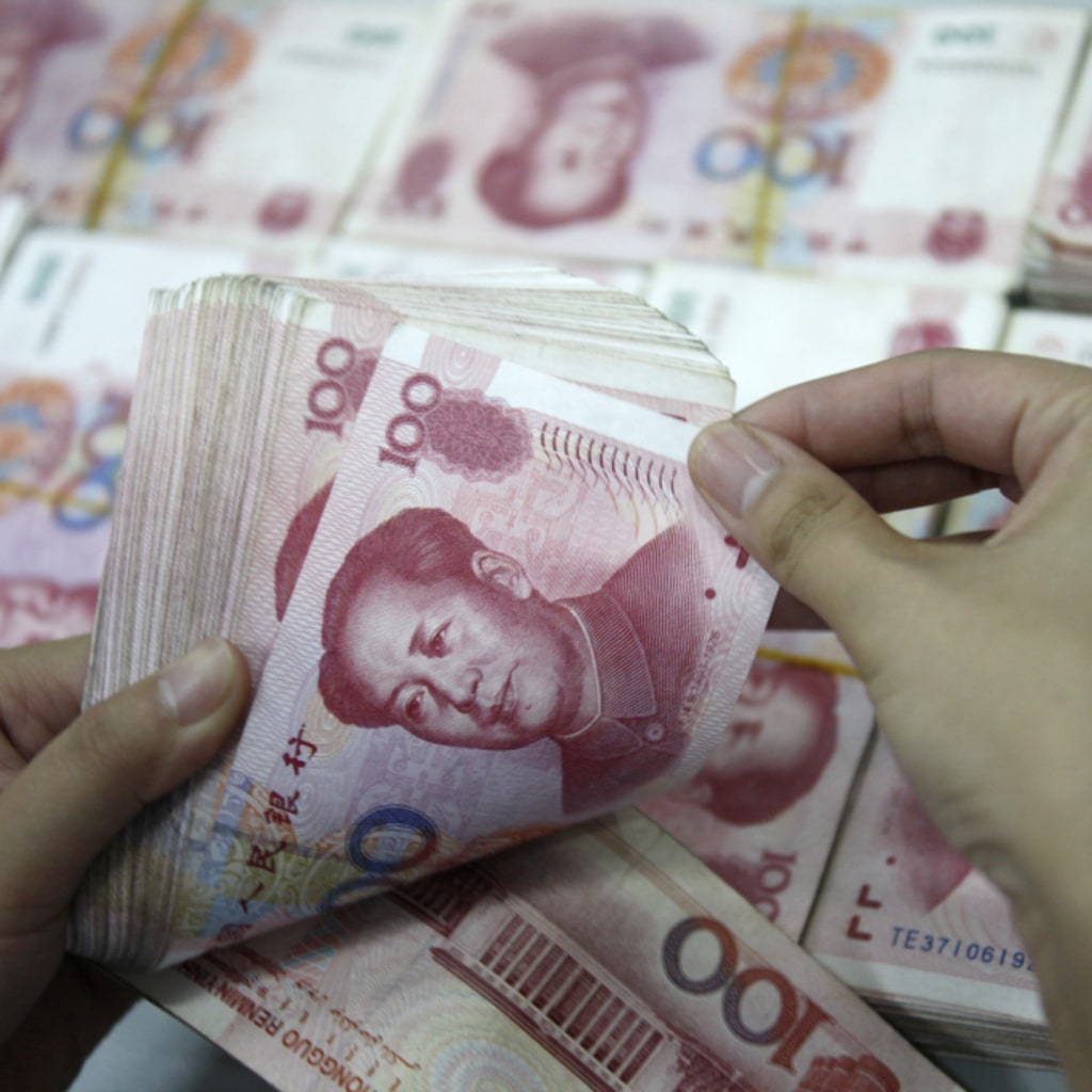 <p>An employee counts Yuan banknotes at a branch of Industrial and Commercial Bank of China in Huaibei, Anhui August 3, 2010. </p>

