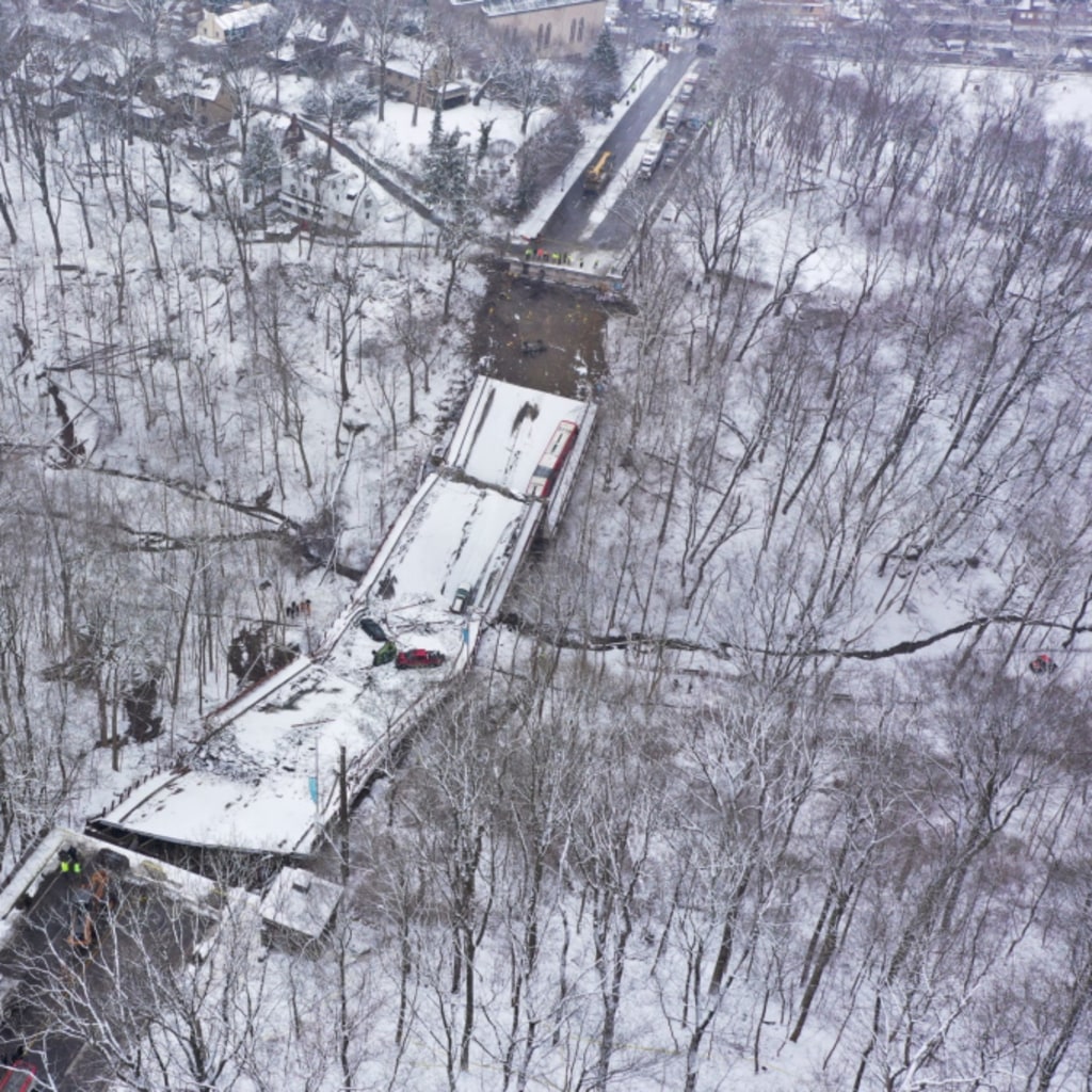 <p>Damaged vehicles are seen at the site of a collapsed bridge in Pittsburgh, Pennsylvania, U.S., January 28, 2022.</p>